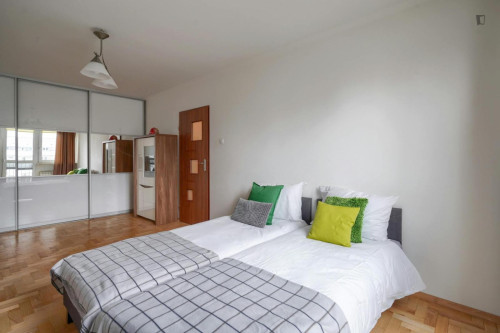 Luminous twin bedroom near the Rondo ONZ metro