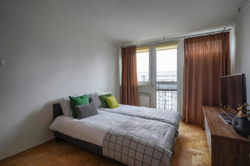 Luminous twin bedroom near the Rondo ONZ metro