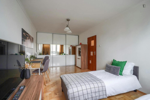 Luminous twin bedroom near the Rondo ONZ metro