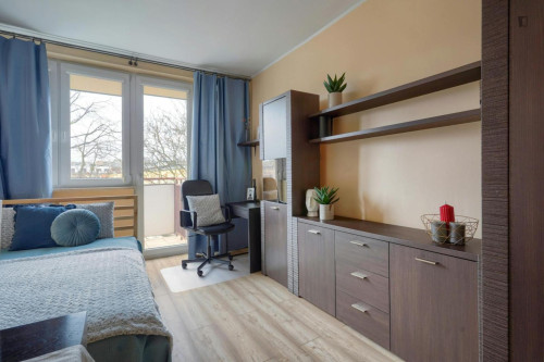 Bright single bedroom near Rondo ONZ metro station