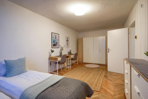 Bright twin bedroom near Rondo ONZ metro station