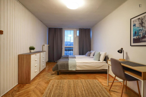 Bright twin bedroom near Rondo ONZ metro station