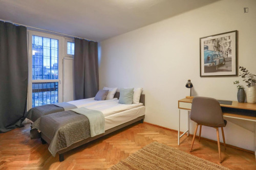 Bright twin bedroom near Rondo ONZ metro station