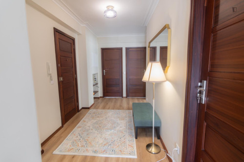 Appealing Double Bedroom in a 5-bedroom flat - Gallery - 13