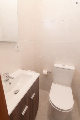 Appealing Double Bedroom in a 5-bedroom flat - Gallery - 10
