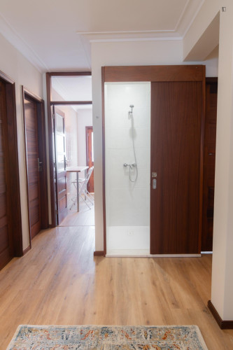 Appealing Double Bedroom in a 5-bedroom flat - Gallery - 12