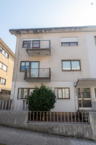 Appealing Double Bedroom in a 5-bedroom flat - Gallery - 16