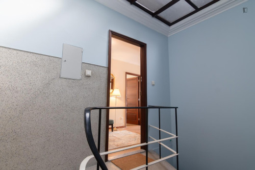 Appealing Double Bedroom in a 5-bedroom flat - Gallery - 15