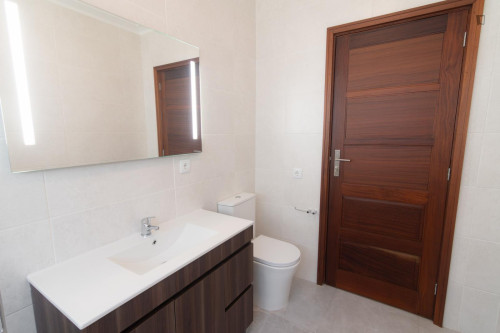 Appealing Double Bedroom in a 5-bedroom flat - Gallery - 9