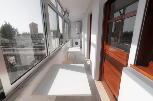 Appealing Double Bedroom in a 5-bedroom flat - Gallery - 7