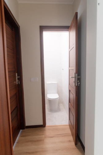 Appealing Double Bedroom in a 5-bedroom flat - Gallery - 11