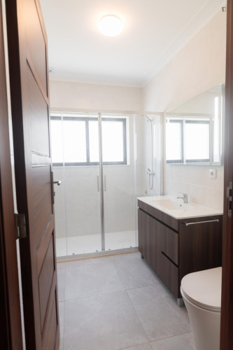 Appealing Double Bedroom in a 5-bedroom flat - Gallery - 8