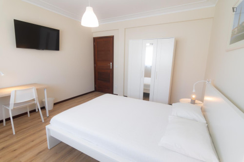 Elegant bedroom close to Santo Ovídio metro station