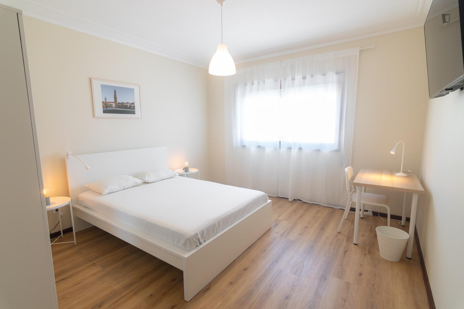 Elegant Bedroom Close To Santo Ovídio Metro Station - 1