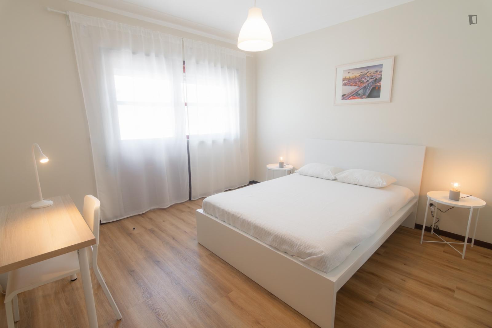 Pleasant Bedroom Near Santo Ovídio Metro Station - 1