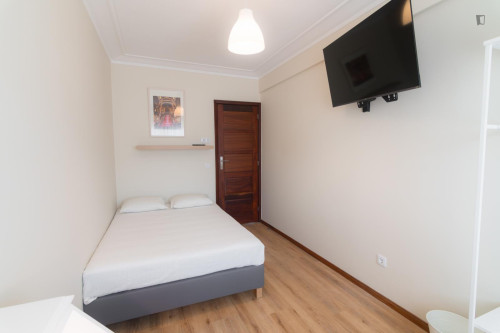 Pleasant Double Bedroom in Vila Nova de Gaia, very close to Porto