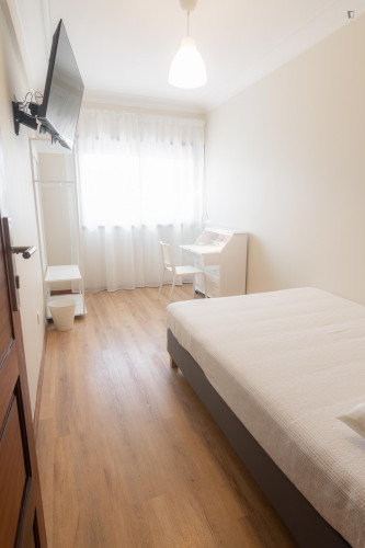 Pleasant Double Bedroom in Vila Nova de Gaia, very close to Porto