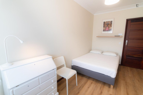 Pleasant Double Bedroom in Vila Nova de Gaia, very close to Porto
