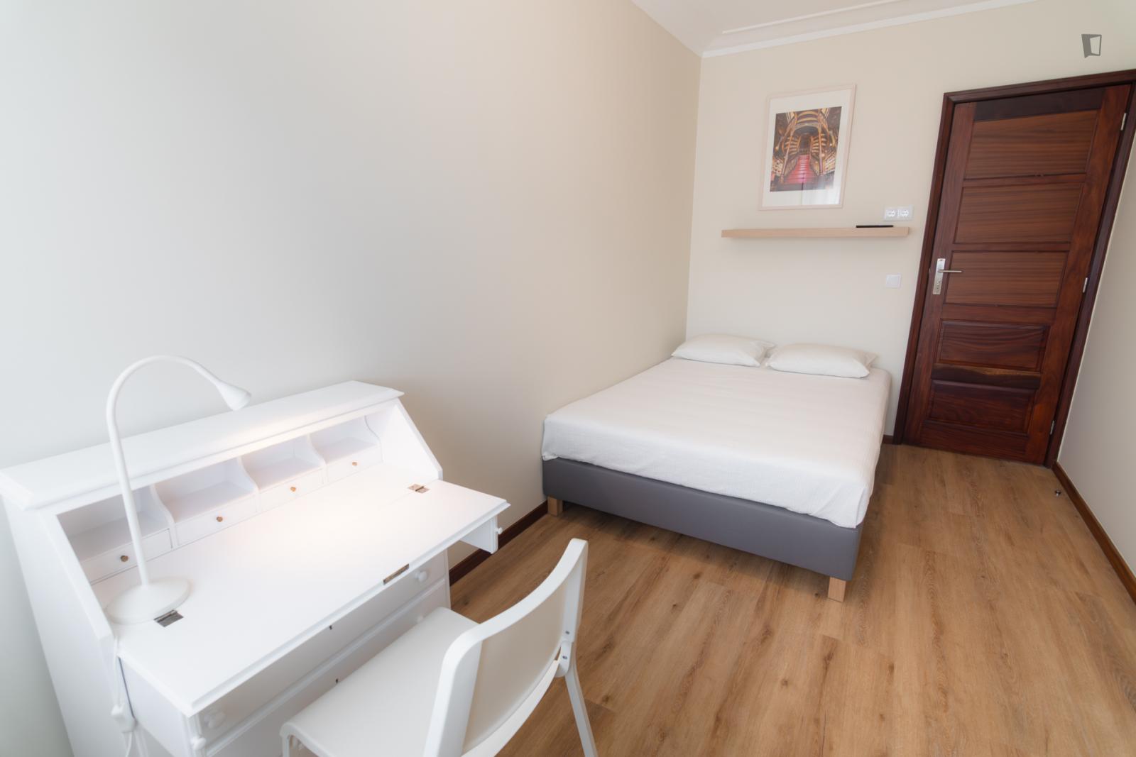 Pleasant Double Bedroom In Vila Nova De Gaia, Very Close To Porto - 1