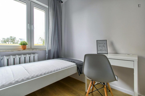 Snug single bedroom in residential Gocław