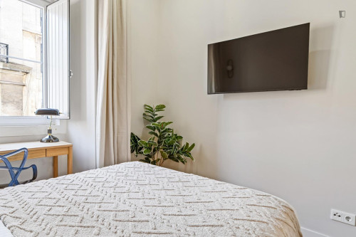 Modern double bedroom in Chiado