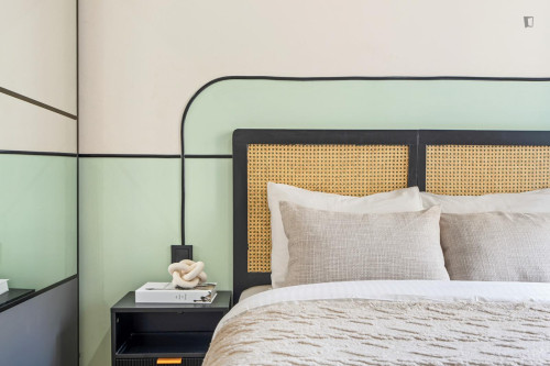 Modern double bedroom in Chiado