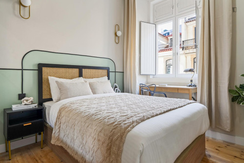 Modern double bedroom in Chiado
