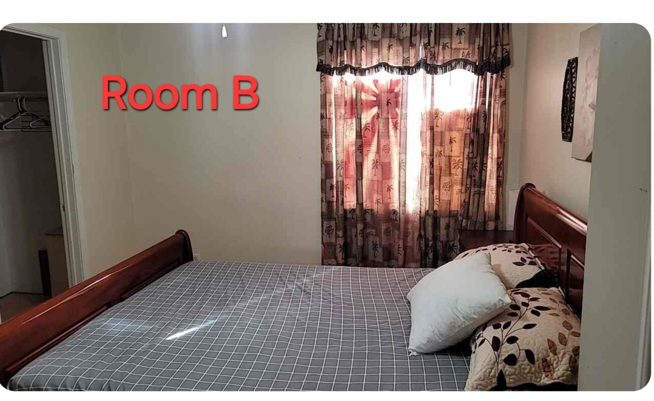 Queen Size Bed With A Walk In Closet (Single Bed) - 1