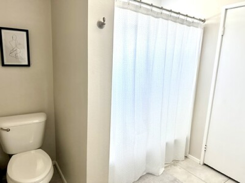 Beautiful brightroom w/private bath - Gallery - 15