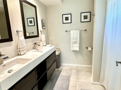 Beautiful brightroom w/private bath - Gallery - 16