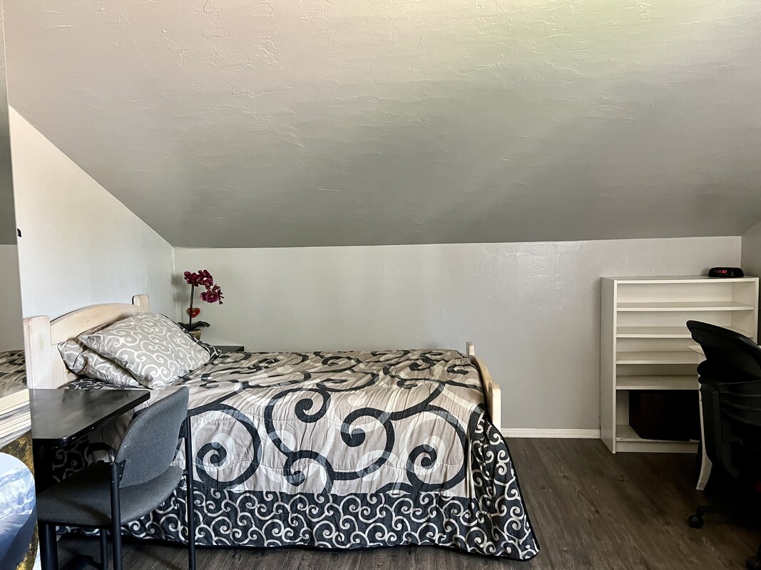  Room 1(Full Room)  -  Walking distance to park and mall  - Gallery -  1