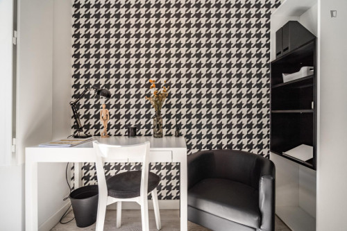 Pleasant single bedroom in Campolide