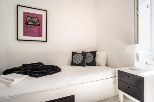 Pleasant single bedroom in Campolide