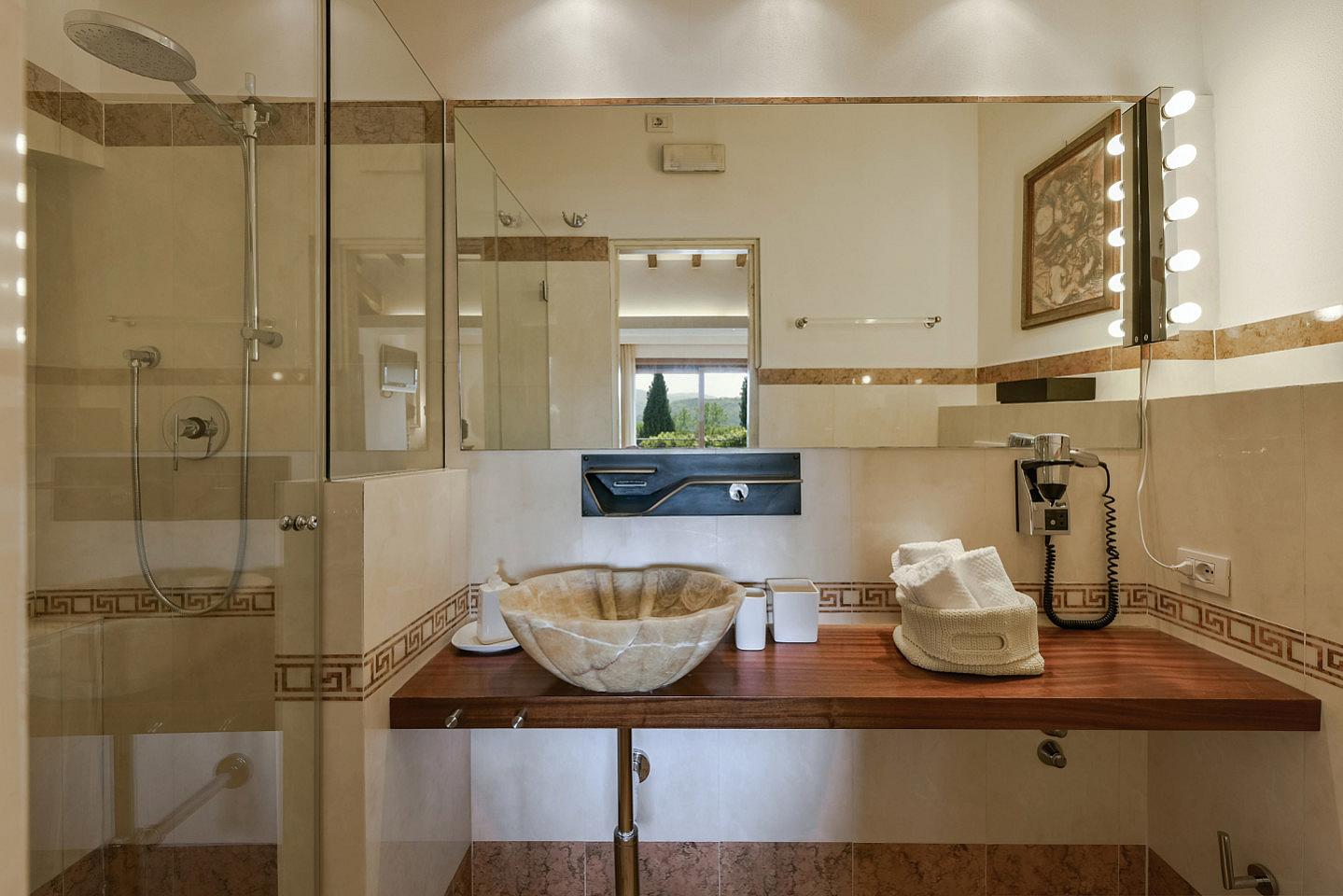 2 Superior Double Room With Ensuite Bathroom - Tranquil Villa Retreat in Chianti Hills with Pool, Dining & More - Gallery - 8