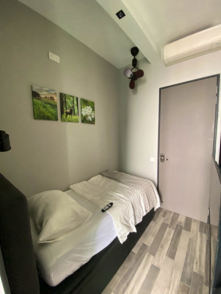 Private Single Bed - Desk With A View! (R4) - 2