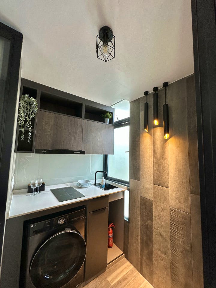 Luxury Studio | Own Bath, Kitchenette & Washer/Dryer (S1) - 10