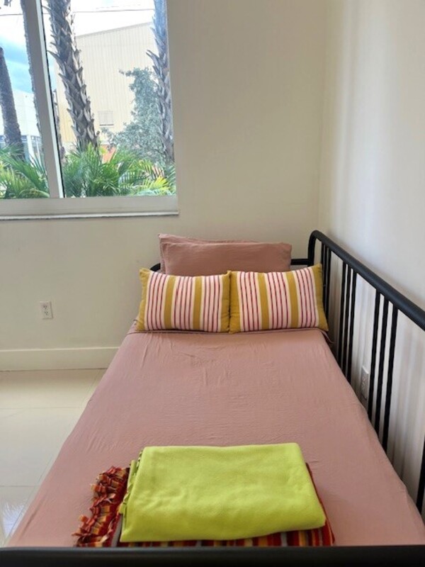 Guest Bedroom And Bathroom With High-Ceilings(Full Room) - 1