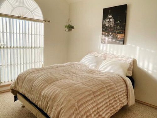 Cozy Queen Bed, Amenities + Parking  - Gallery -  5