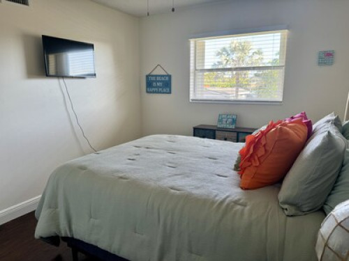 Condo walking distance from Beach