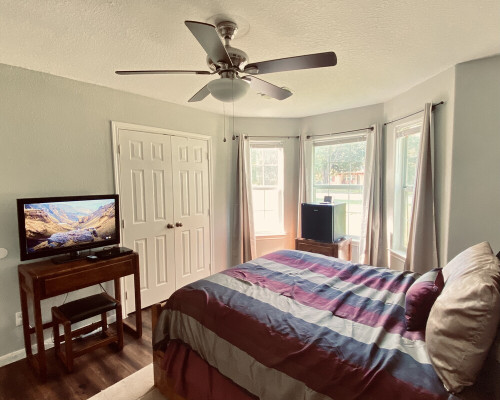 Queen Room with Mini Fridge - Gallery - 5