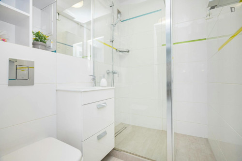 Snug single bedroom near the Rondo ONZ metro - Gallery - 15