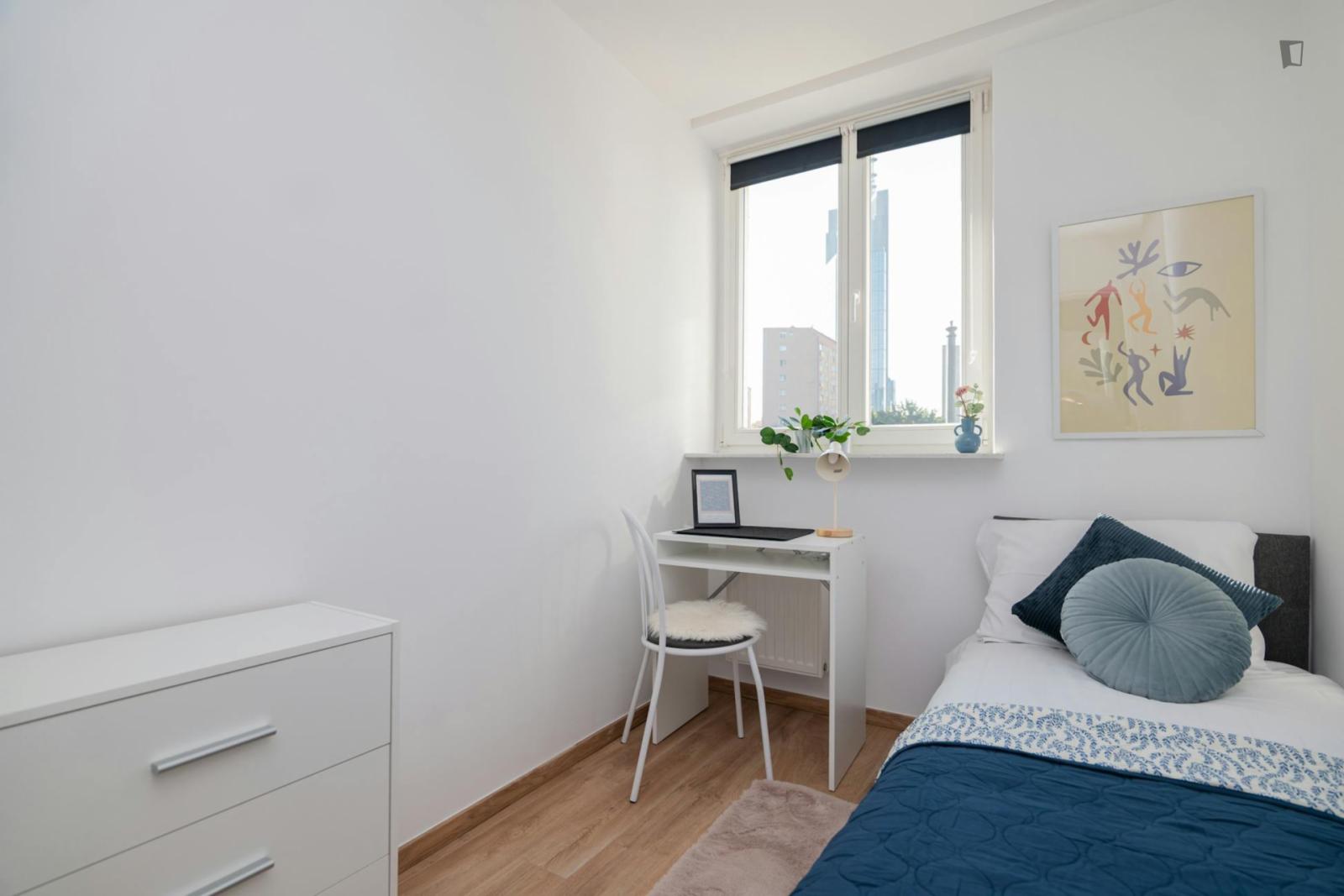 Snug Single Bedroom Near The Rondo ONZ Metro - 1