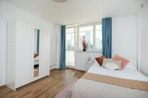 Bright double bedroom near the Rondo ONZ metro