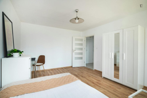 Bright double bedroom near the Rondo ONZ metro