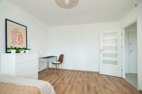 Bright double bedroom near the Rondo ONZ metro