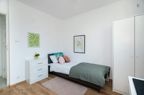 Very neat single bedroom near the Rondo ONZ metro