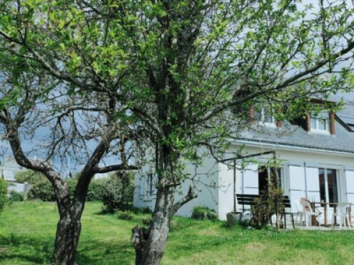 Independent room near beach