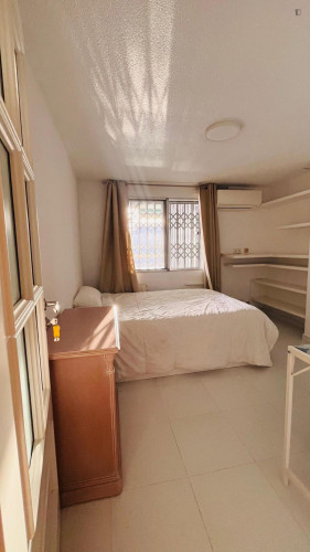 Comfortable double bedroom in central Alicante