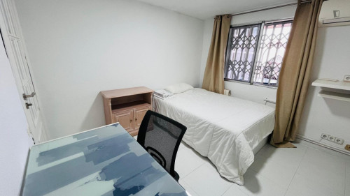 Comfortable double bedroom in central Alicante