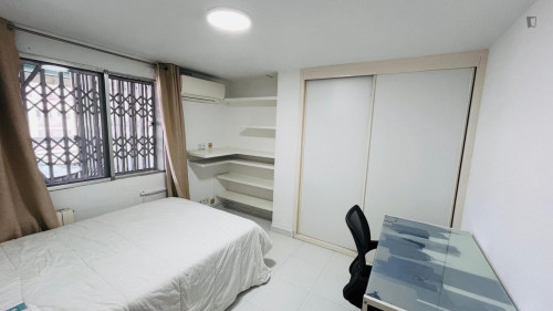 Comfortable double bedroom in central Alicante